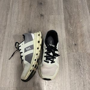 Women’s On Cloud tennis shoes